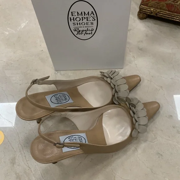 LIKE NEW EMMA HOPE REGALIA FOR FEET CAMEL LEATHER SLINGBACKS ROWS OF PETALS 8.5 - Picture 7 of 12